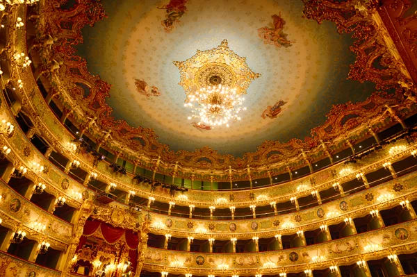 Soffitto, lampadario e palchi dorati del Teatro La Fenice a Venezia