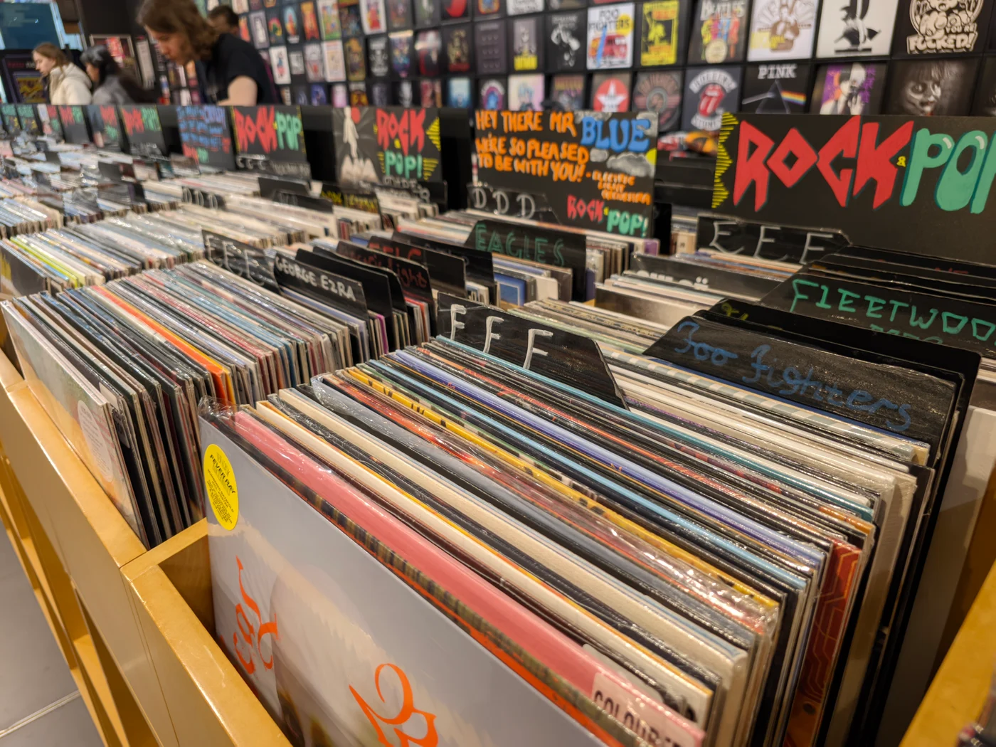 File di dischi in vinile in un negozio di musica